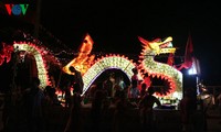 Lantern parade celebrates mid-autumn festival 