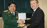 Vietnam, NZ agree to lift defence ties 