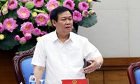 Deputy Prime Minister Vuong Dinh Hue works with General Statistics Office