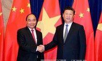 Prime Minister Nguyen Xuan Phuc meets Chinese Party General Secretary and President Xi Jinping 