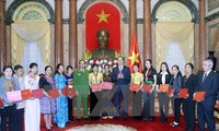 President meets exemplary people in drug combating 