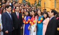 President Tran Dai Quang receives 60 party cell secretaries 