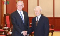 Party chief receives US defense delegation