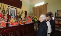 Party leader pays tribute to Party General Secretaries Le Duan, Truong Chinh