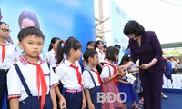 Vice President presents gifts to students, poor households in Binh Dinh 