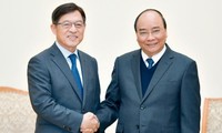 PM calls on Samsung to expand production in Vietnam 