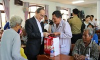 Tet gifts offered to disadvantaged people across Vietnam 