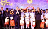 Officials present gifts to the poor ahead of Lunar New Year festival 