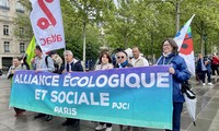 Vietnamese, French people take to street in support of Tran To Nga's Agent Orange lawsuit