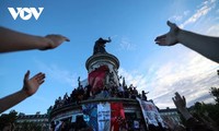 French election: Surprise win for left-wing alliance 