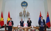 Vietnamese, Mongolian leaders witness signing of cooperation agreements, enjoy art performance