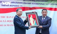 Top leader visits school named after President Ho Chi Minh in Ulaanbaatar