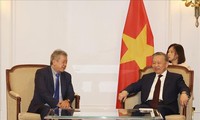 Top leader receives president of France-Vietnam Friendship Association 