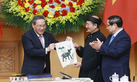 Vietnamese, Chinese leaders experience printing Dong Ho folk paintings