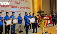 PM meets, rewards Vietnam national football team