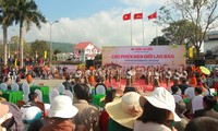 Vietnamese, Laotians exchange goods and culture at cross-border Tet market