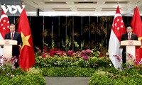 Vietnamese, Singaporean leaders map out direction of upgraded bilateral ties