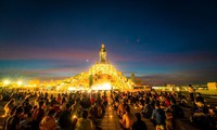 Thousands light candles, pray for world peace at Ba Den Mountain