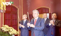 Party chief offers incense in tribute to Vietnam’s ancestors, President Ho Chi Minh 