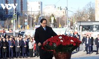 PM lays flowers in tribute to President Ho Chi Minh in Moscow 