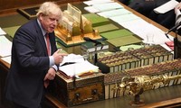 英国首相签署脱欧协议