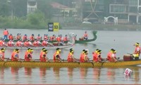 Захватывающий турнир по гребле в городе Вьетчи по случаю Дня поминовения королей Хунгов 