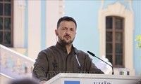 Президент Украины начал поездки в страны Европы