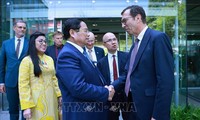 Премьер-министр Фам Минь Тинь посещает Французскую национальную железнодорожную корпорацию 