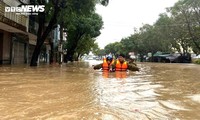 Последствия наводнения на юге Центрального Вьетнама: Десятки тысяч домов затоплены, люди пытаются спастись на крыше своего дома