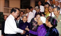 Deputy PM Vu Van Ninh receives revolutionaries from Quang Nam