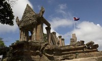 Cambodian, Thai PMs agree to redeploy troops at disputed border