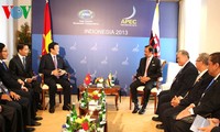 President Truong Tan Sang holds bilateral talks at APEC Summit