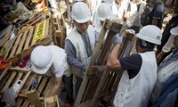 Hong Kong police clear streets in Mong Kok