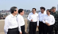 Chinese premier Li Keqiang inspects blast-damaged area in Tianjin