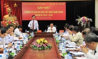 Party official meets Vietnamese representatives abroad