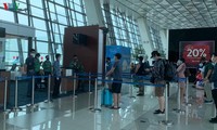 100 Vietnamese return home from Indonesia