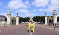 Áo Dài Việt Nam rực rỡ trước cung điện Buckingham, Vương quốc Anh