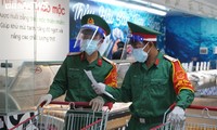 Military forces help locals shop amid tighter restrictions in HCM City