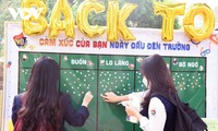 Hàng ngàn học sinh lớp 12 của Hà Nội đi học trực tiếp sau nhiều tháng nghỉ dịch