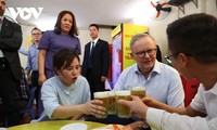 Thủ tướng Australia Anthony Albanese thưởng thức bia hơi giữa ngày hè Hà Nội