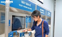 Giới trẻ háo hức "check-in" tàu Metro số 1