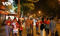 Người dân TP. Hồ Chí Minh ra đường từ nửa đêm chờ xem tổng duyệt diễu binh, diễu hành