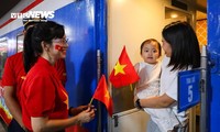 Ga Hà Nội rực sắc đỏ, đoàn tàu Thống Nhất khởi hành trong niềm tự hào dân tộc