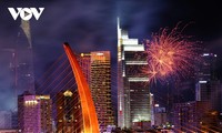 Pháo hoa rực rỡ ghi dấu kỷ niệm 50 năm ngày thống nhất non sông
