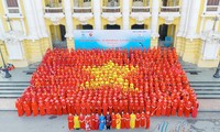 Lan toả hình ảnh áo dài Việt Nam trong những ngày thu lịch sử