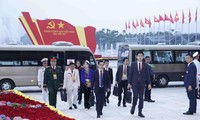 Các đại biểu đến dự lễ khai mạc Đại hội lần thứ XIV của Đảng