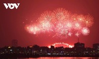 Pháo hoa rực sáng trên bầu trời Thủ đô chào mừng thành công Đại hội XIV của Đảng