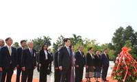Chủ tịch nước Lương Cường dâng hoa tưởng niệm Chủ tịch Kaysone Phomvihane