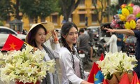 Rực rỡ cờ hoa - Người dân Hà Nội tưng bừng chào mừng 50 năm Ngày Giải phóng miền Nam, thống nhất đất nước