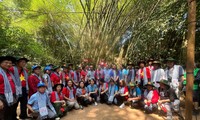  Đoàn kiều bào thăm Địa đạo Củ Chi và Đền Bến Dược